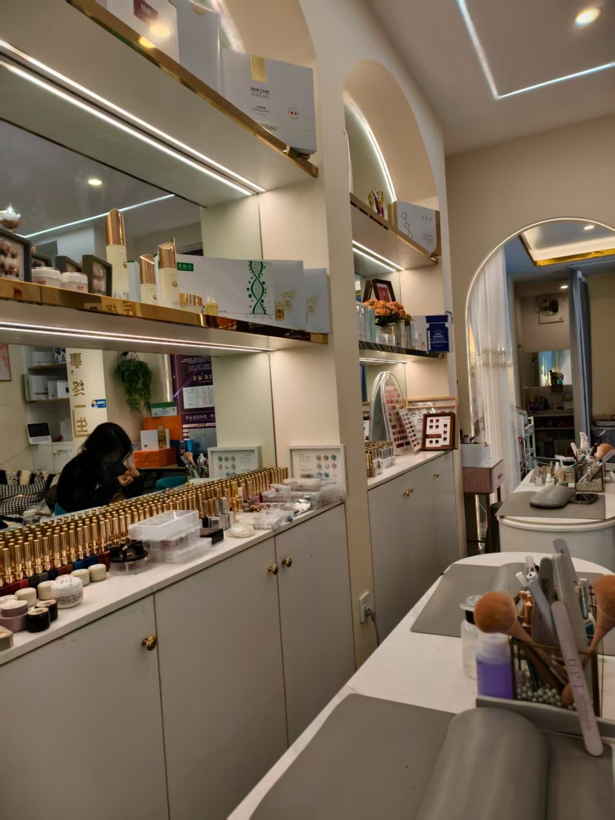 中华路成熟商圈美容美甲店整体打包转让