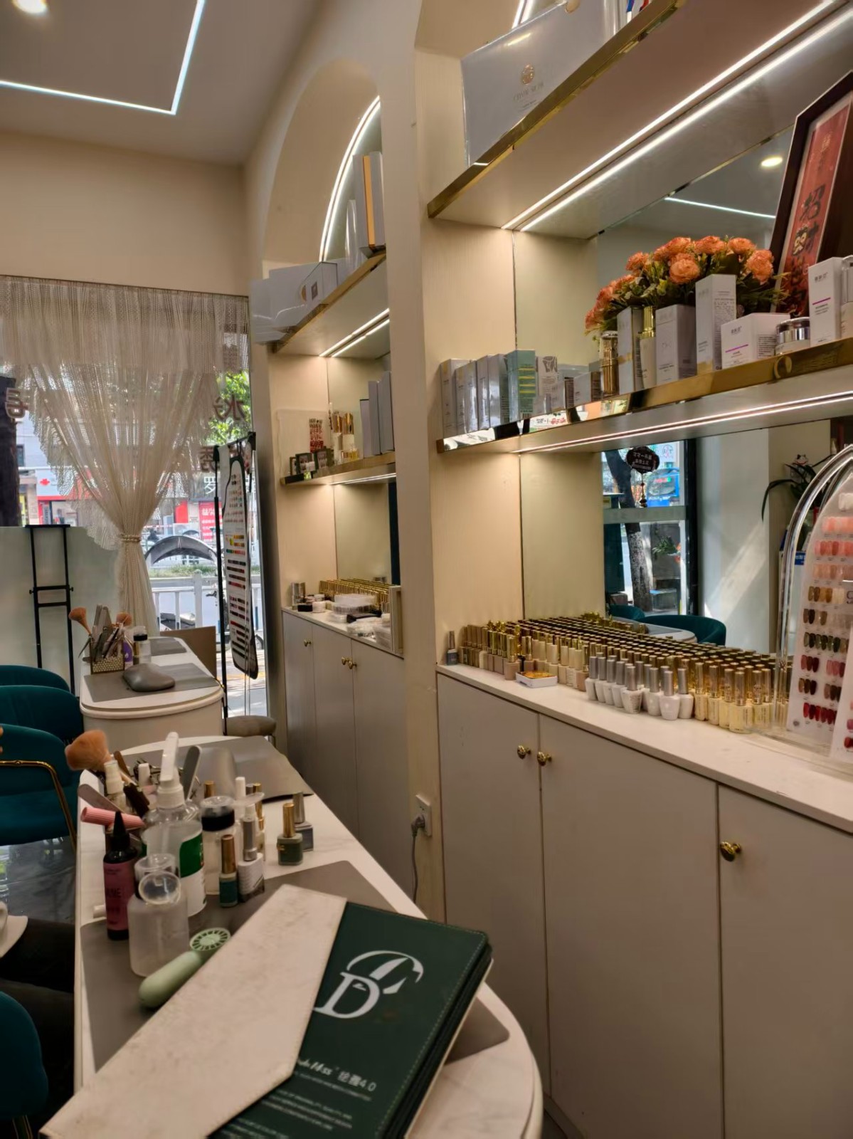 中华路成熟商圈美容美甲店整体打包转让