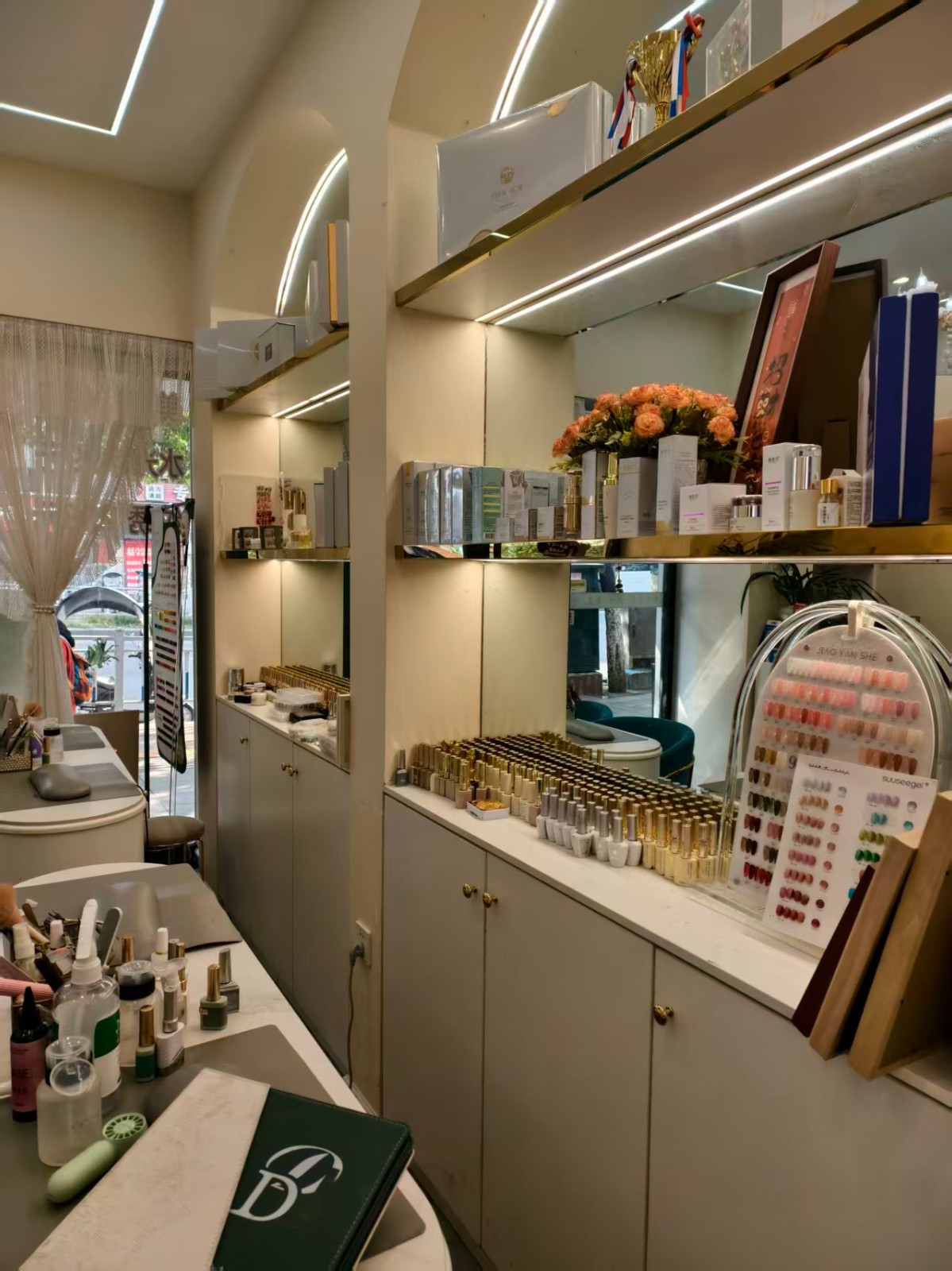 中华路成熟商圈美容美甲店整体打包转让