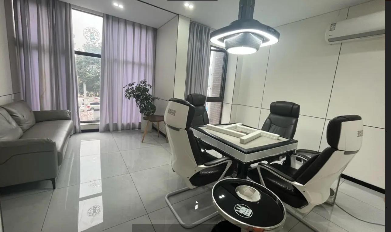 (转让)转让费包含5个月房租，位置地段优越，在十字路口转角处