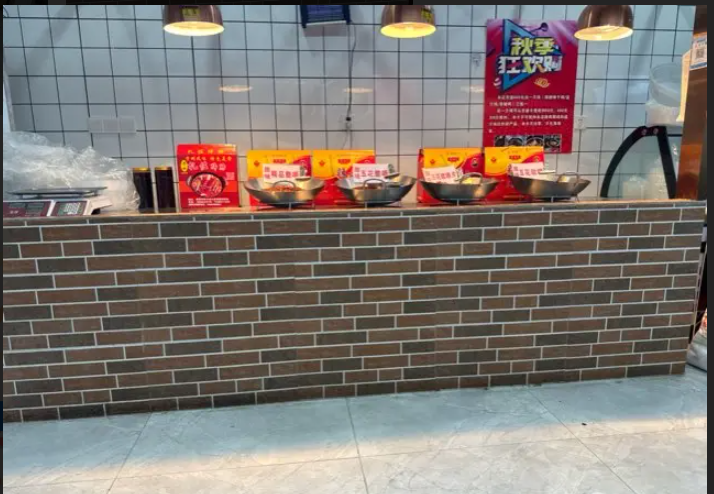 (转让)门面位于菜市旁，有较大的人流量，目前是在做餐饮