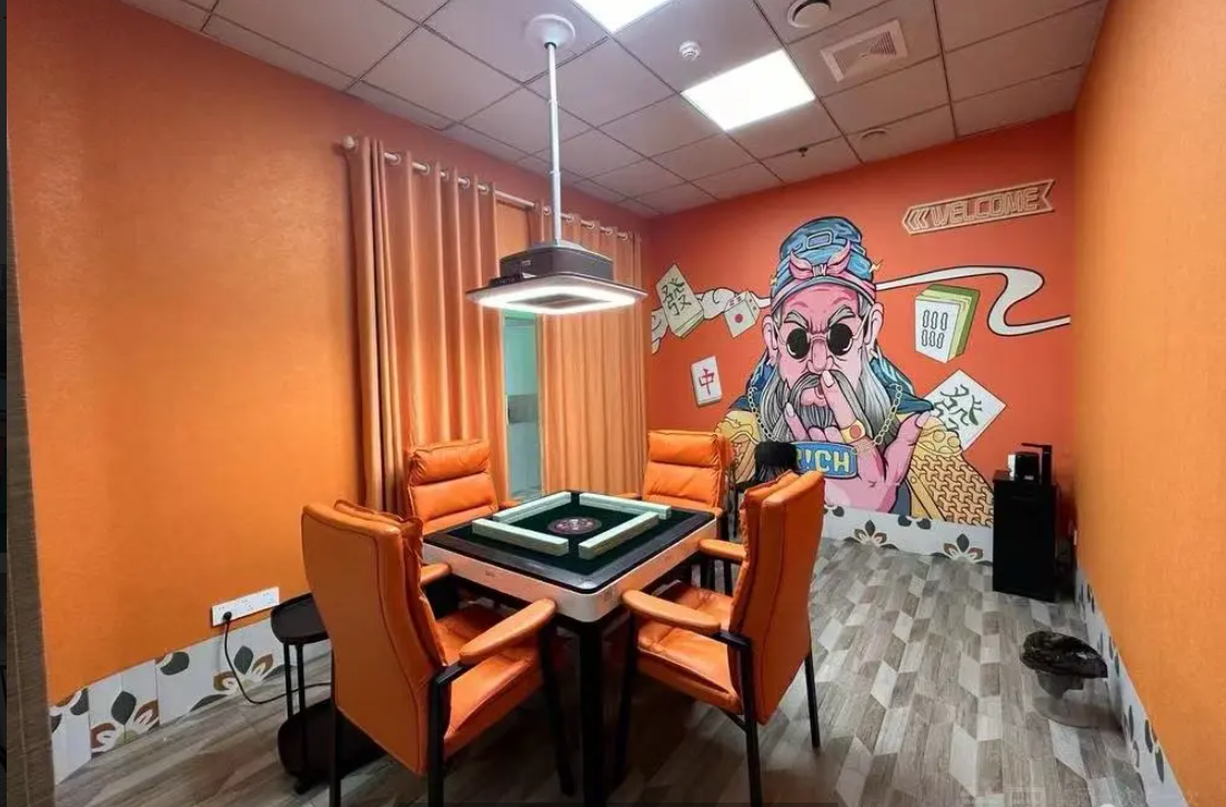 (转让)交通便利，停车免费，周围吃喝玩乐齐全