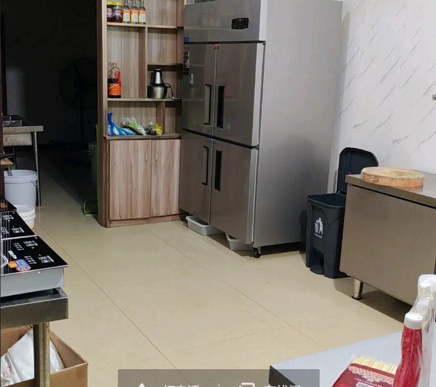 (转让)门面有70个平方左右，大厅，厨房，库房都有，非常宽敞明亮。