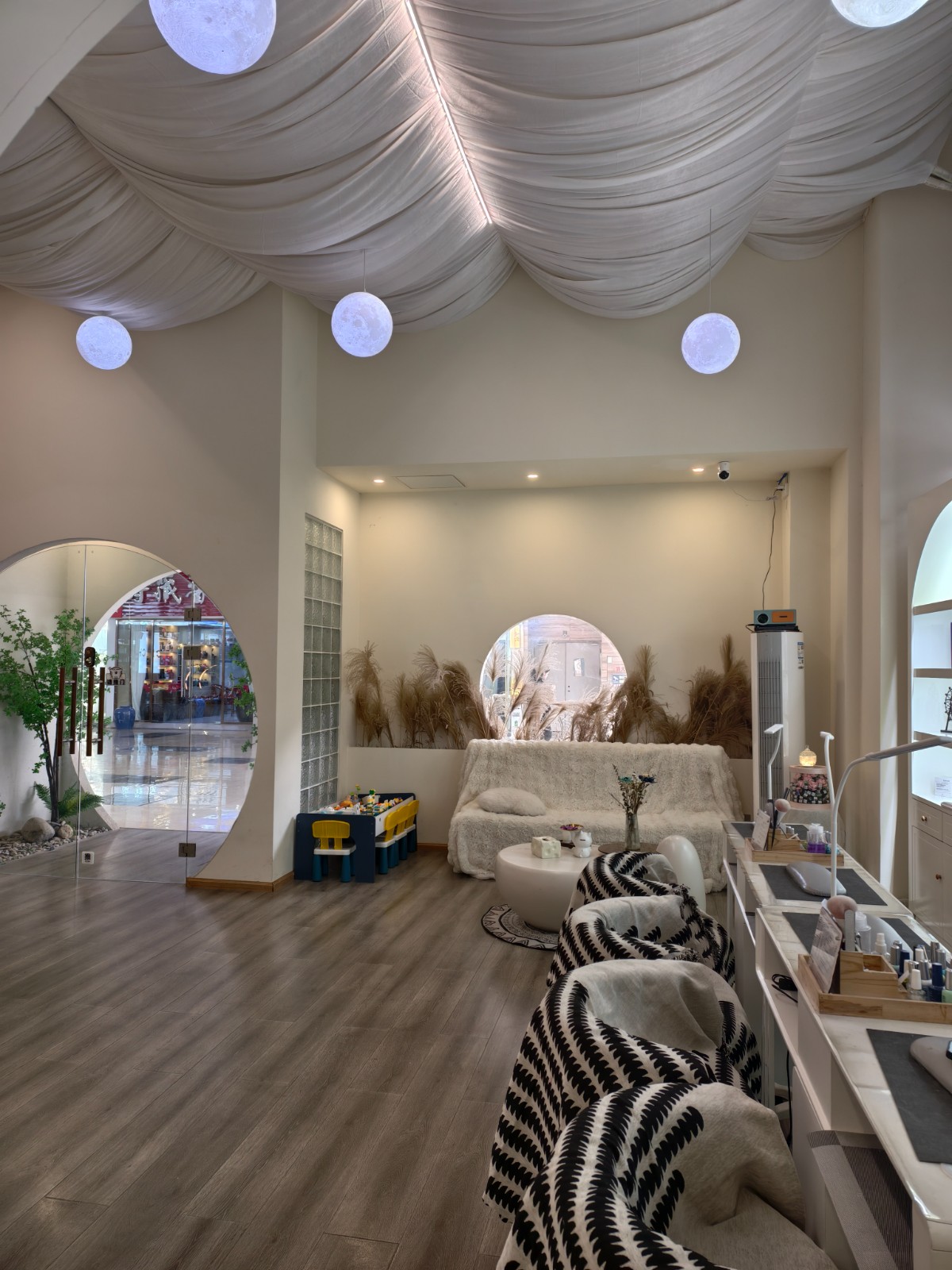 仁怀国贸美容美甲店带技术转让