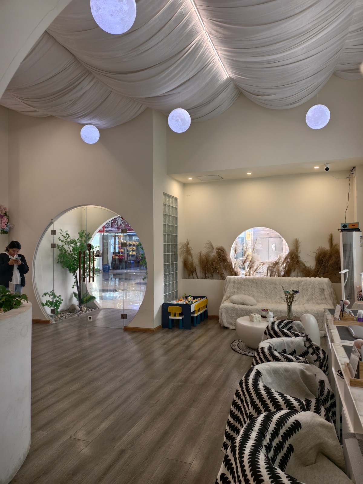 仁怀国贸美容美甲店带技术转让