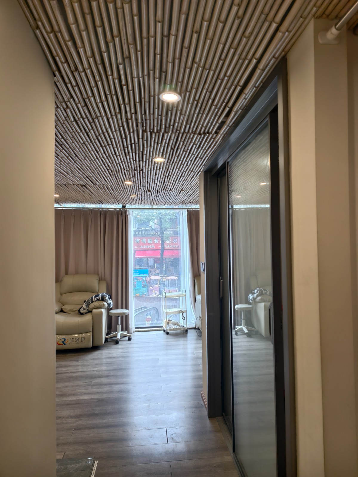 仁怀国贸美容美甲店带技术转让