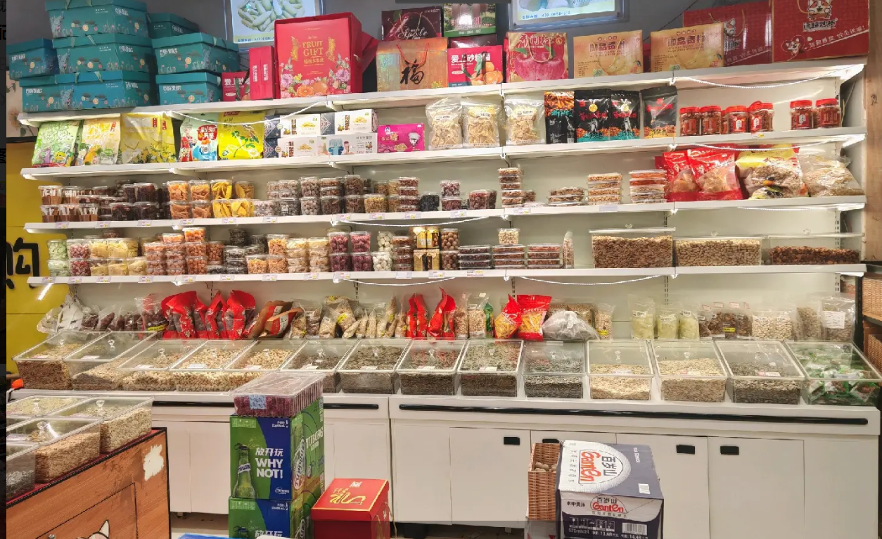 (转让)本超市在威尼斯大门口，小区主要出口，里面有冷库口，人流量大