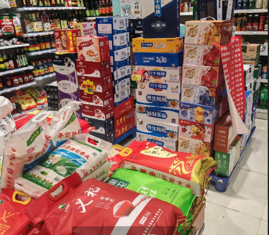 (转让)本超市在威尼斯大门口，小区主要出口，里面有冷库口，人流量大