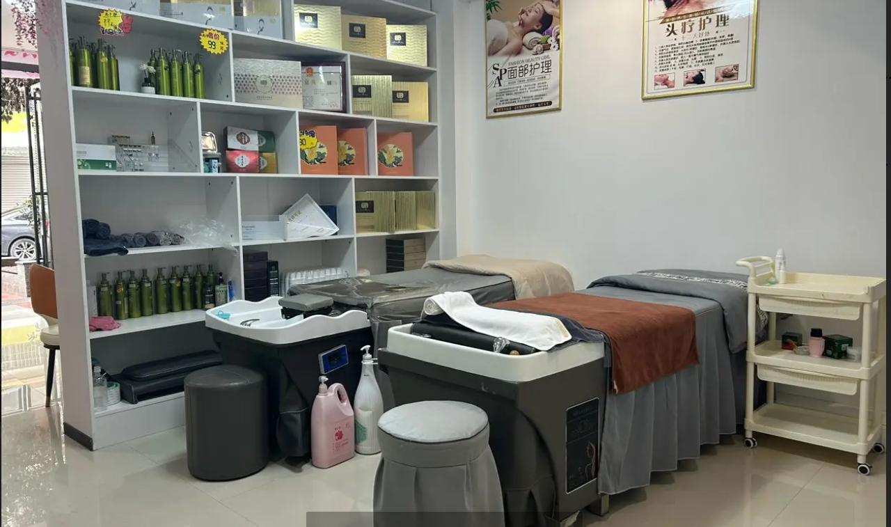 (转让)因个人原因，现将经营中美容院诚意转让。装修精致，设备齐全