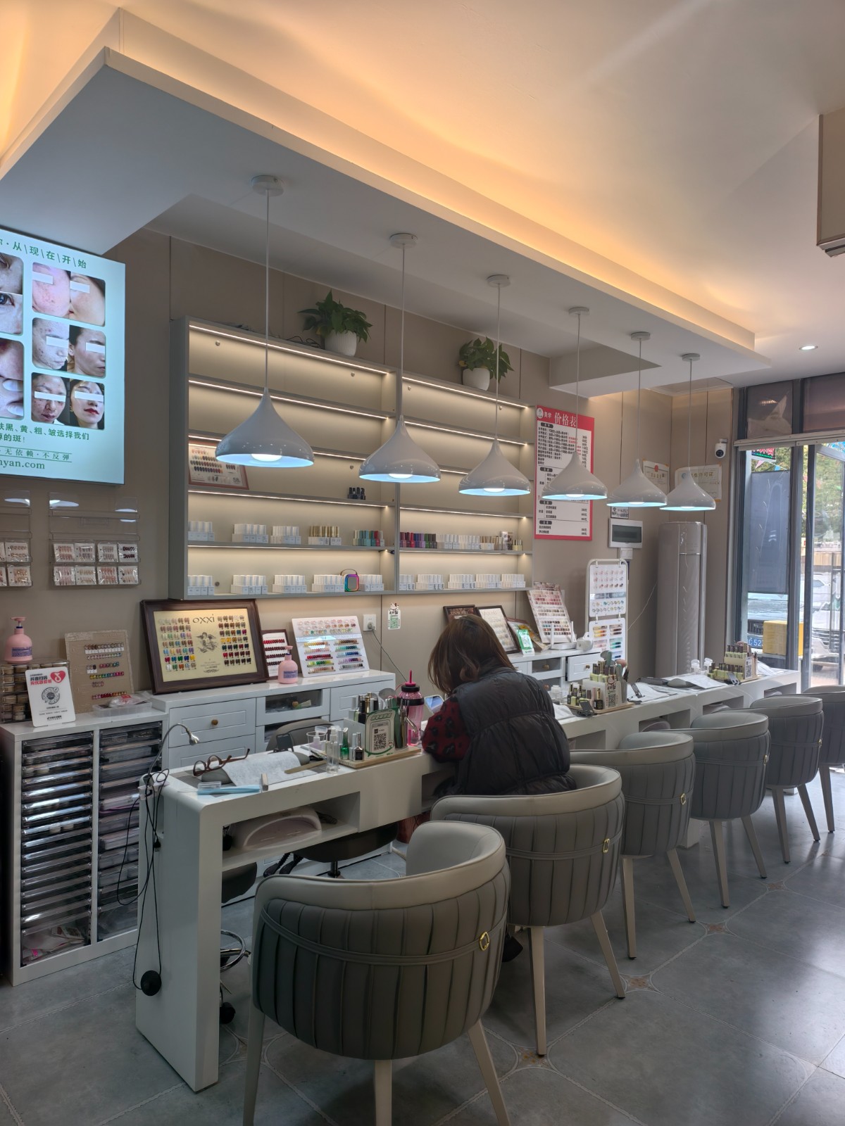 临街门面140平方美容美甲美睫店转让（全新装修）