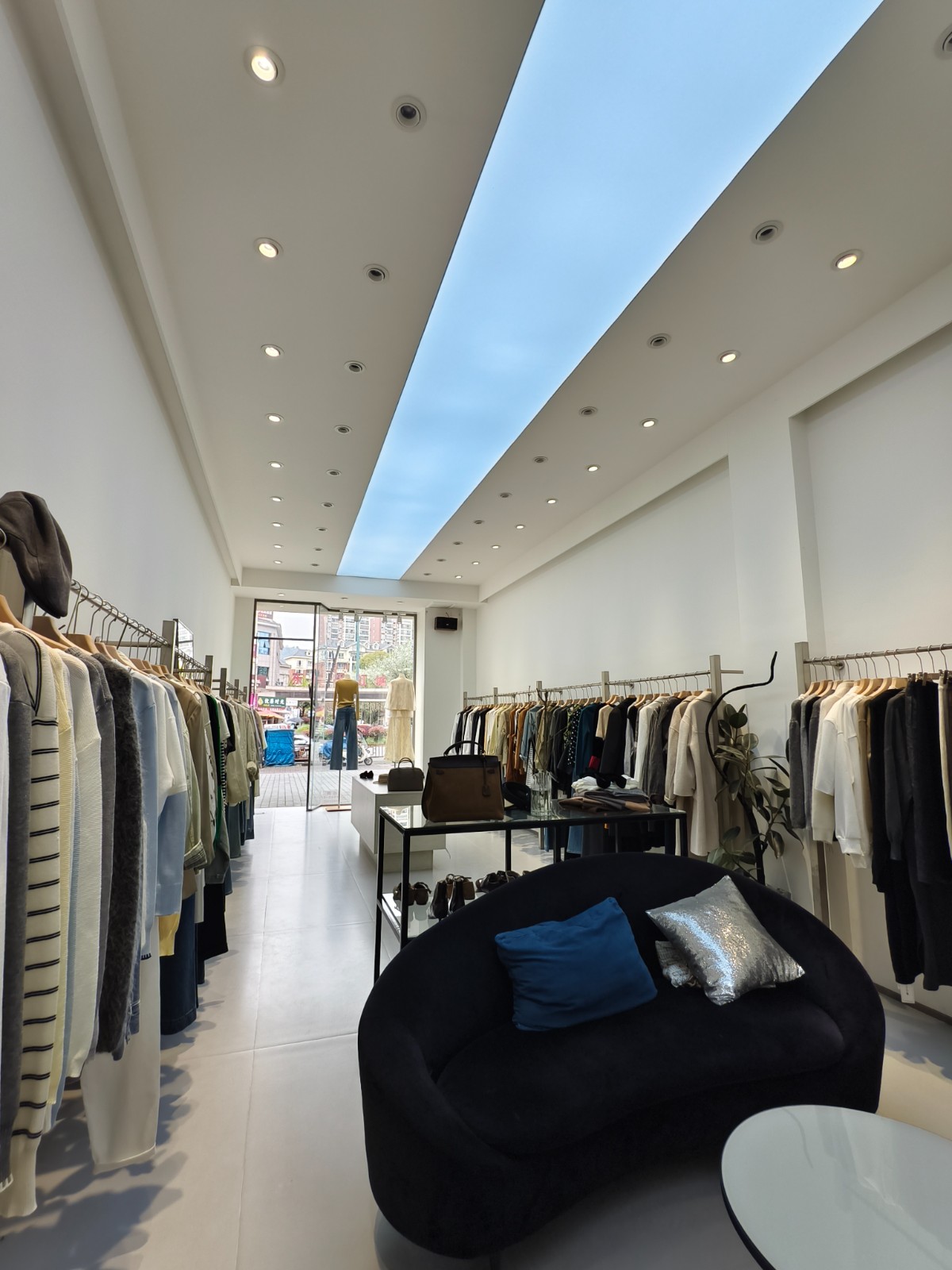 东欣彩虹城61平方临街服装店空转