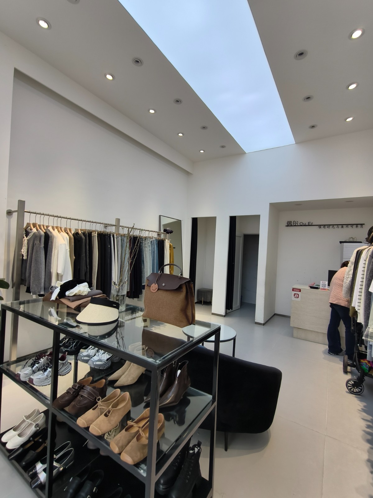 东欣彩虹城61平方临街服装店空转