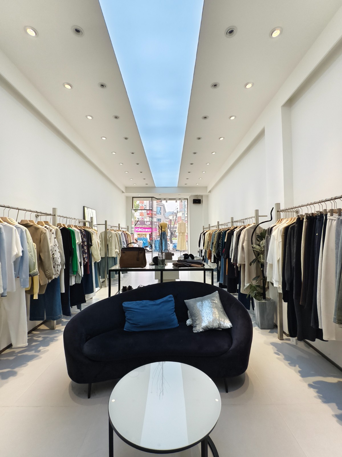 东欣彩虹城61平方临街服装店空转