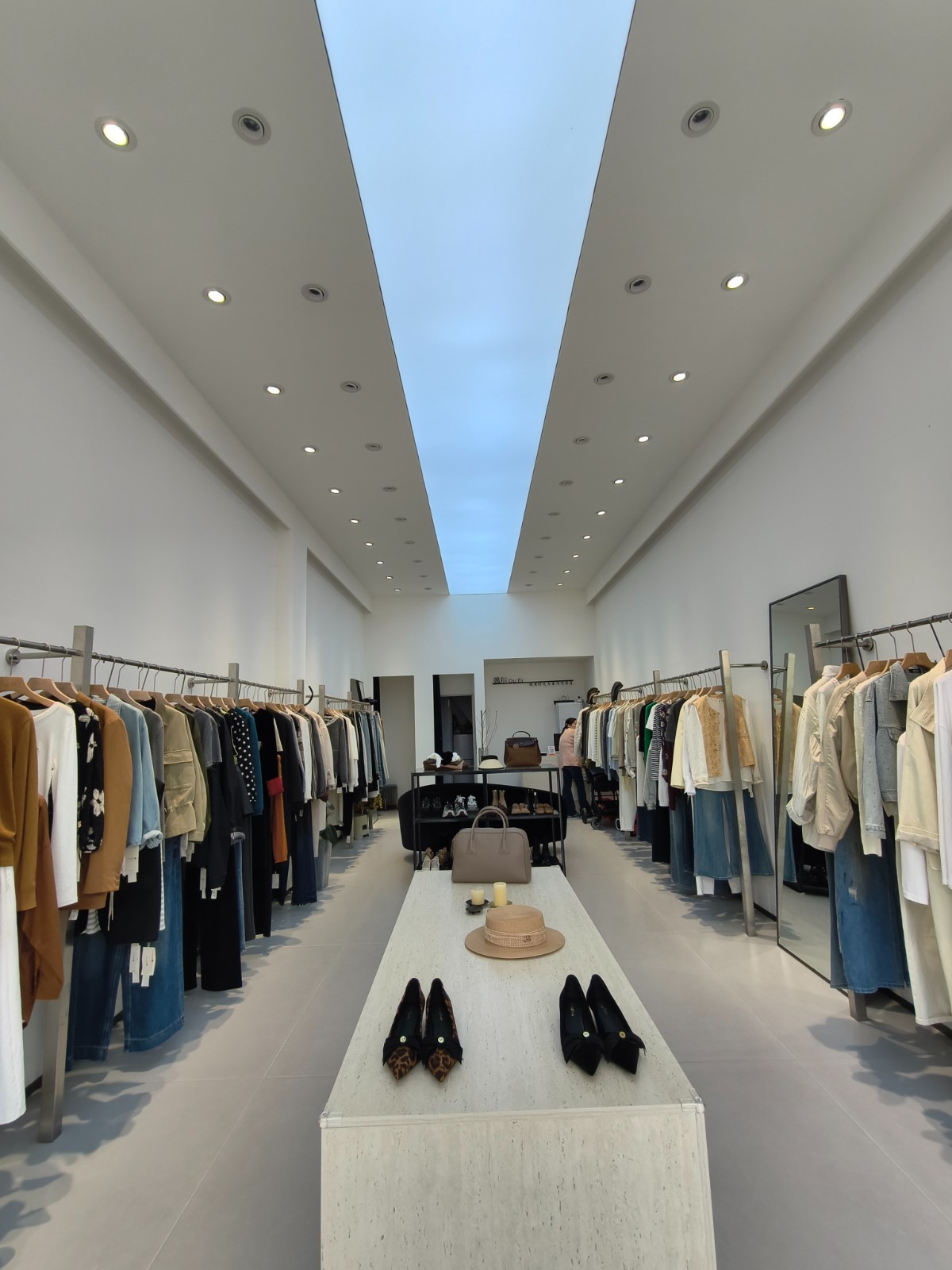 东欣彩虹城61平方临街服装店空转