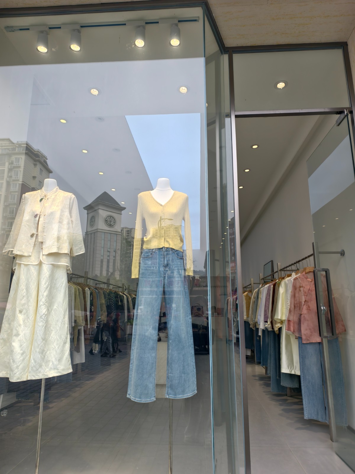 东欣彩虹城61平方临街服装店空转