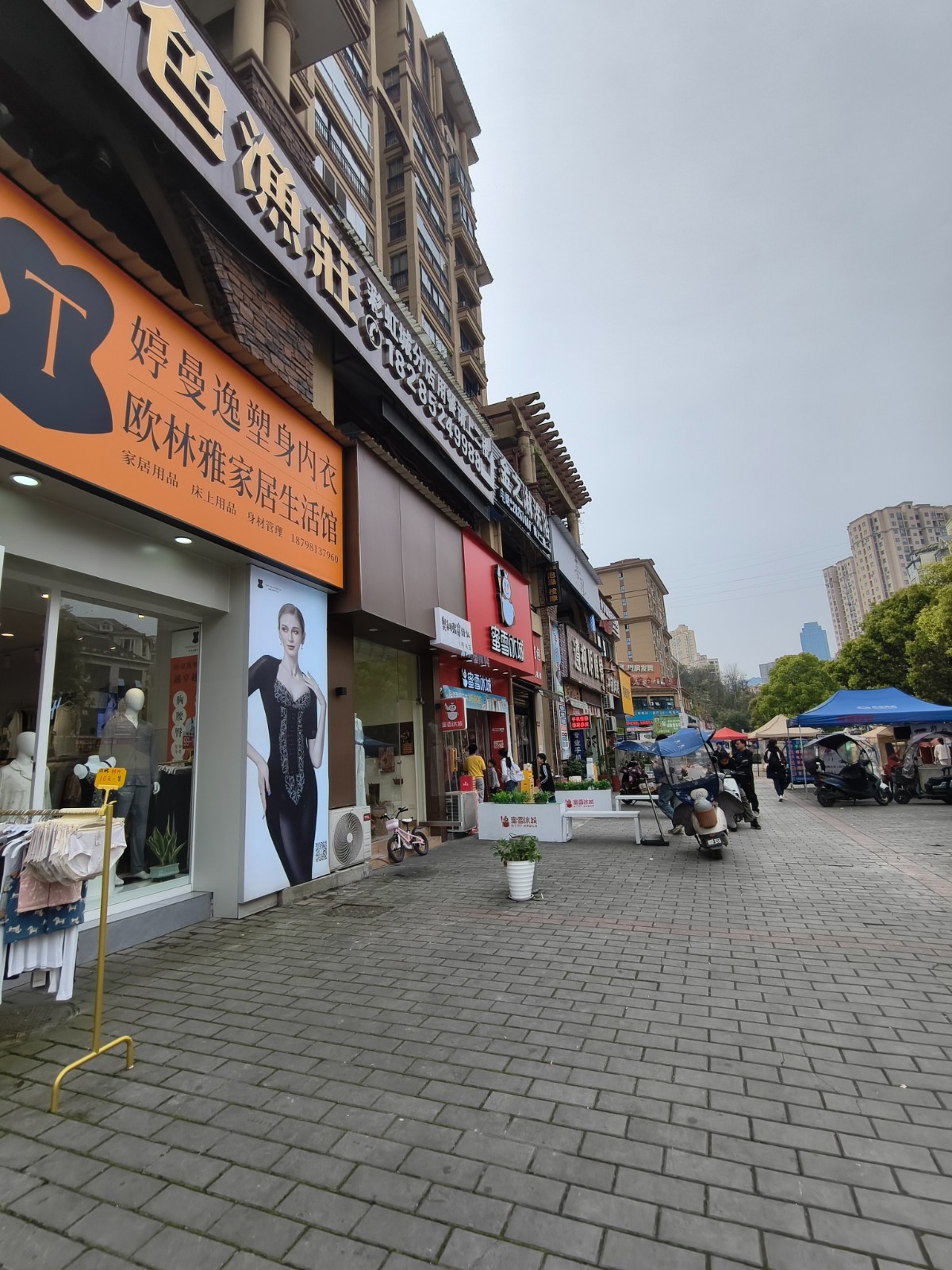 东欣彩虹城61平方临街服装店空转