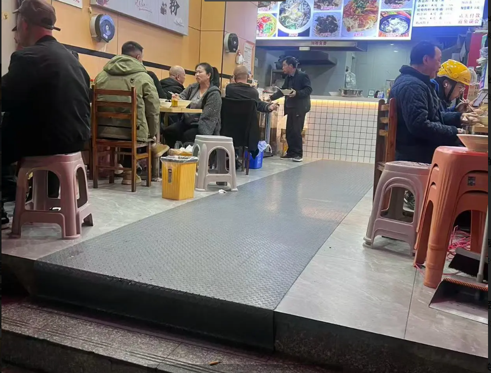 (转让)南门关公交站牌处，黄金门面，客源稳定，接手即可经营