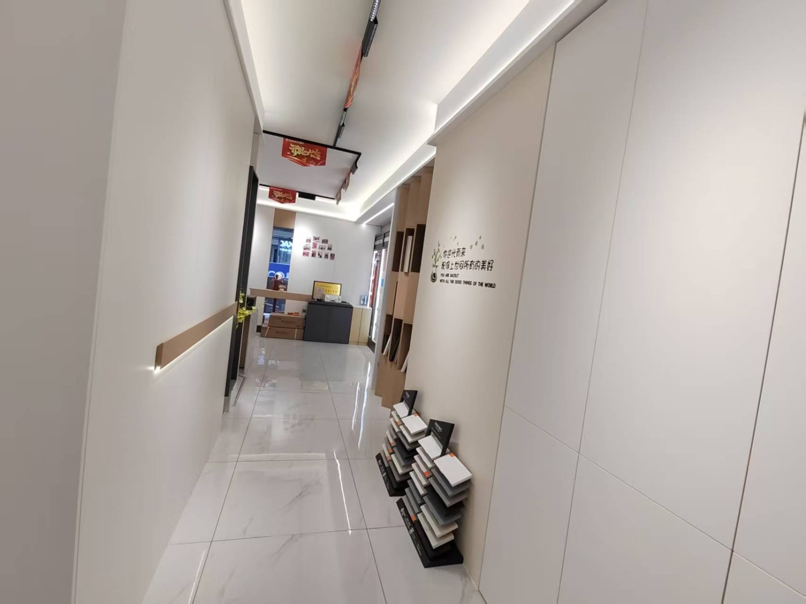 红花岗区建材市场新装的全屋定制门面转让