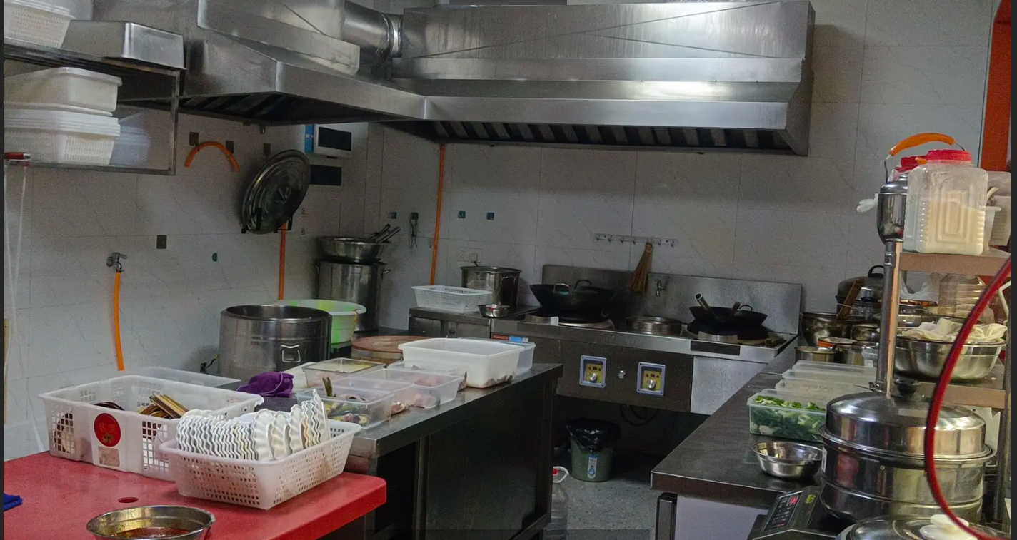 (转让)低价转让生意，设备全新，店里摆10张桌，外摆位置有8张