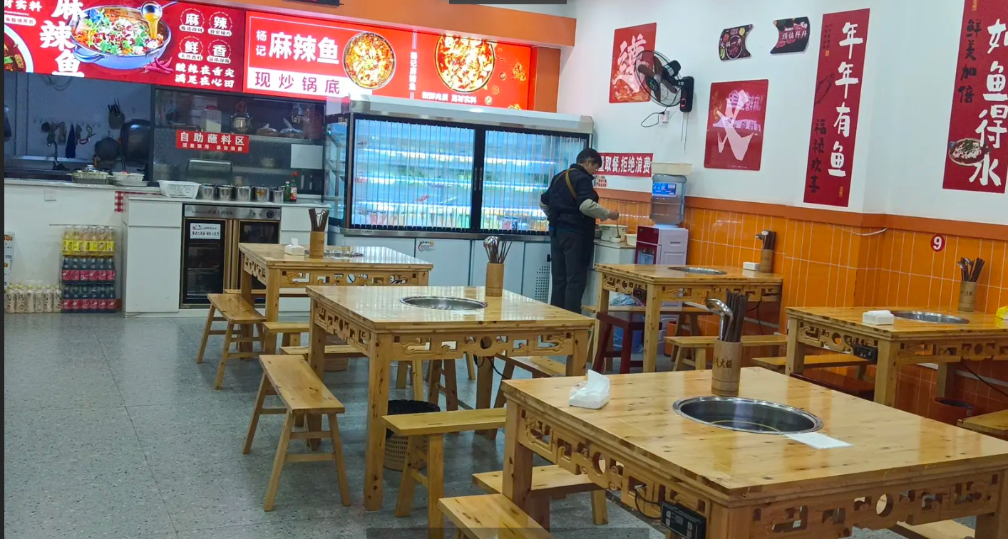 (转让)低价转让生意，设备全新，店里摆10张桌，外摆位置有8张