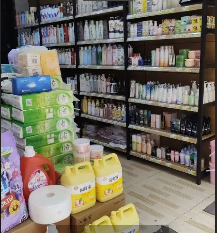 (转让)临街门面，客流量大，日用品店。