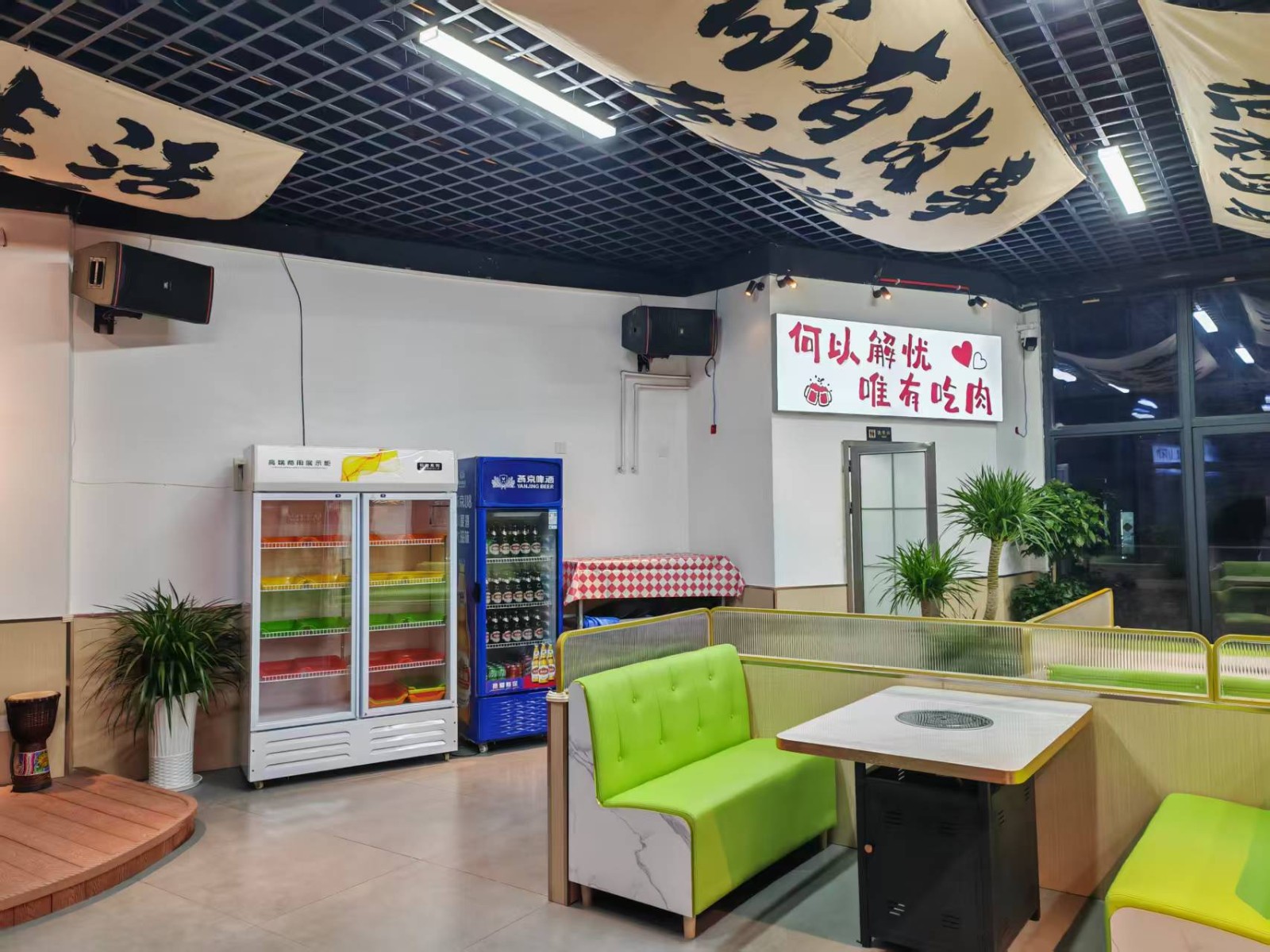 全新装修108平方宵夜店门口有超大的外摆区