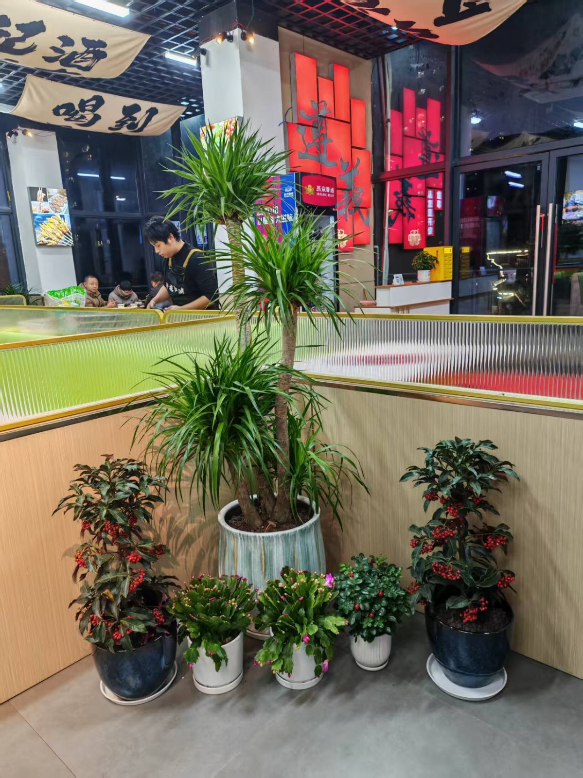 全新装修108平方宵夜店门口有超大的外摆区