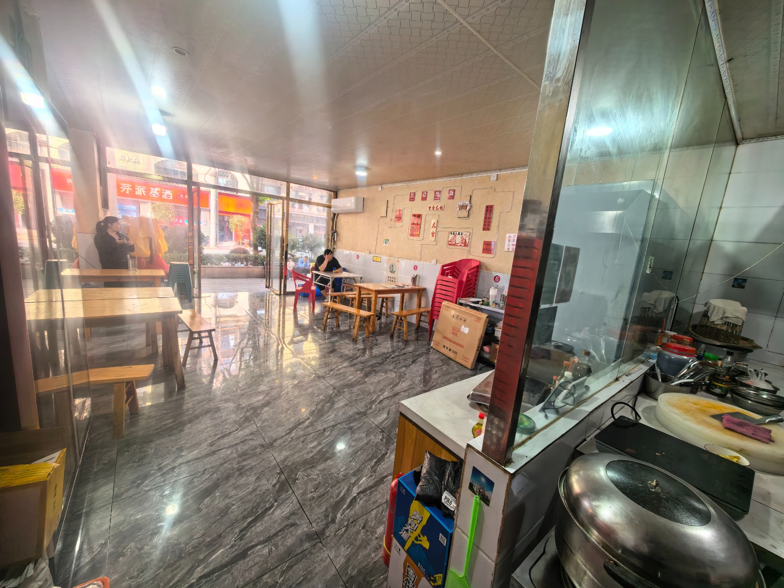 仁怀十字路口超大外摆区店铺转让